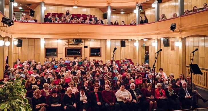 Zaplněné hlediště koncert valentynský.jpg